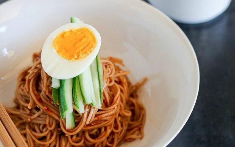 Nắng nóng thế này thì “ghim” ngay công thức làm mì trộn vừa nhanh vừa ngon là chuẩn nhất