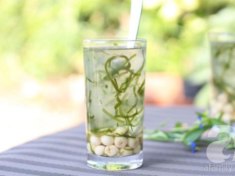 nau che hat sen rong bien vua giai khat vua detox co the ngay nang nong Nấu chè hạt sen rong biển vừa giải khát vừa detox cơ thể ngày nắng nóng