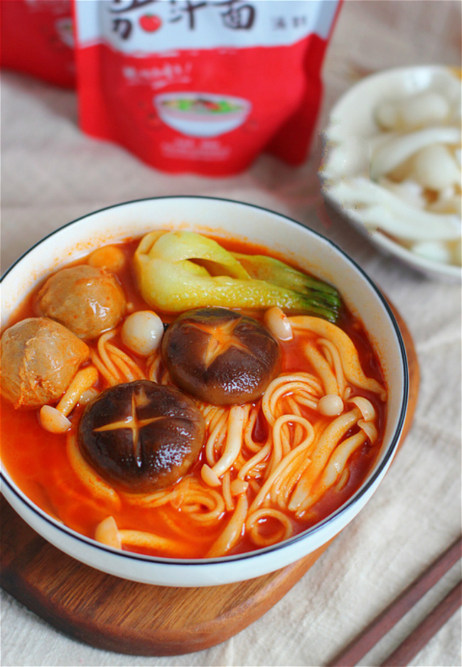 Nấu mỳ nấm ăn sáng nhẹ bụng mà ngon