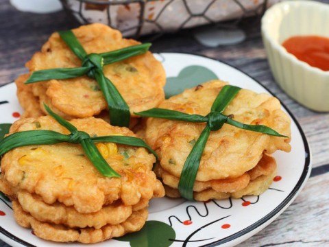 ngay lanh lam banh ngo chien cay an cuc da Ngày lạnh làm bánh ngô chiên cay ăn “cực đã”