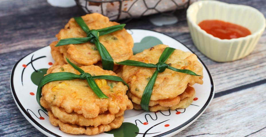 Ngày lạnh làm bánh ngô chiên cay ăn “cực đã”