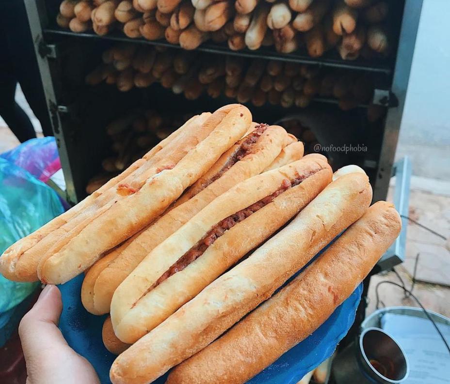 Bánh mì dân tổ, bánh mì trứng đánh kem ở Hà Nội, bạn đã ăn thử?