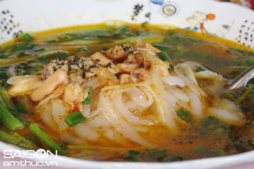 Ngày mưa, tìm ăn bánh canh cá rô Huế