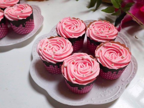 nghi le tro tai lam banh cupcake dep long lay ma khong kho chut nao Nghỉ lễ trổ tài làm bánh cupcake đẹp lộng lẫy mà không khó chút nào!