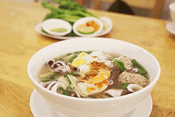 Ngồ ngộ hủ tiếu mực của người Sài Gòn