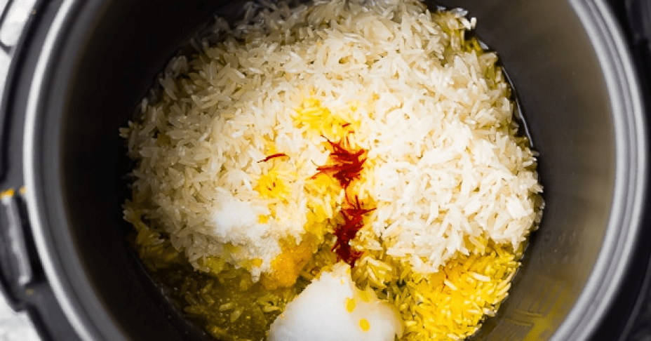 Ngoài pha trà, pha nước uống, Saffron - Thần dược cho giấc ngủ và làn da còn có thể kết đôi với gạo để tạo ra món cơm vừa đẹp mắt vừa ngon miệng thế này đây!