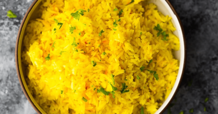 Ngoài pha trà, pha nước uống, Saffron - Thần dược cho giấc ngủ và làn da còn có thể kết đôi với gạo để tạo ra món cơm vừa đẹp mắt vừa ngon miệng thế này đây!