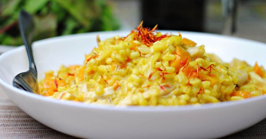 Ngoài pha trà, pha nước uống, Saffron - Thần dược cho giấc ngủ và làn da còn có thể kết đôi với gạo để tạo ra món cơm vừa đẹp mắt vừa ngon miệng thế này đây!