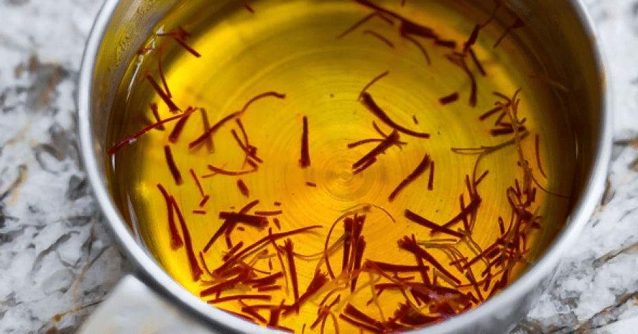 Ngoài pha trà, pha nước uống, Saffron - Thần dược cho giấc ngủ và làn da còn có thể kết đôi với gạo để tạo ra món cơm vừa đẹp mắt vừa ngon miệng thế này đây!