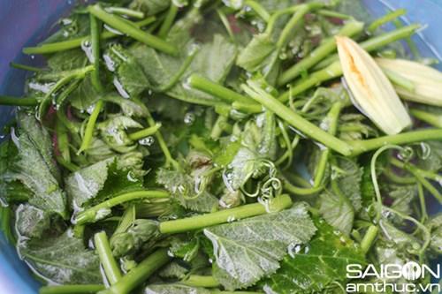 Ngọn bầu xào lòng gà thân thuộc mà ngon miệng