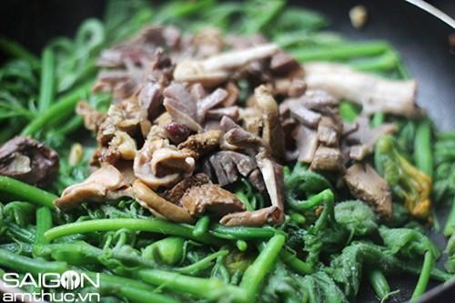 Ngọn bầu xào lòng gà thân thuộc mà ngon miệng