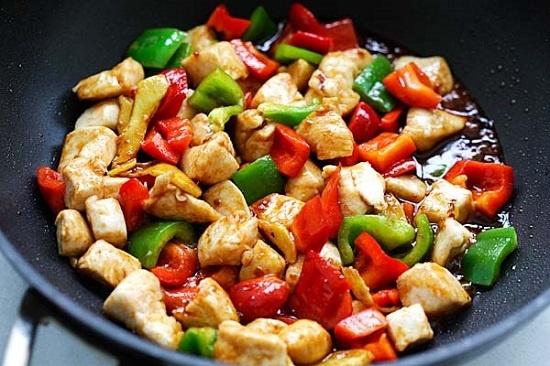 Ngon miệng ngày hè với cơm gà sốt dứa bắt mắt...