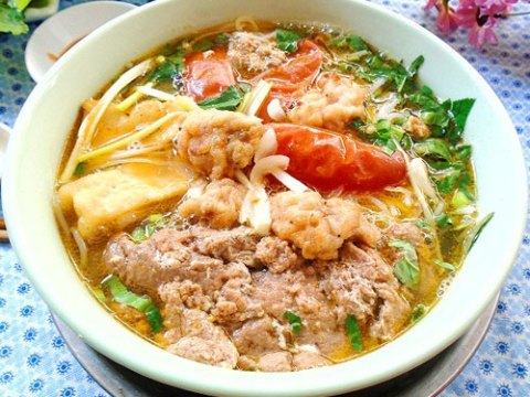 ngon mieng voi bun rieu cua cha hai san Ngon miệng với bún riêu cua chả hải sản