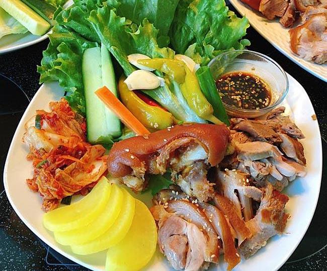 Ngon thủng nồi với món chân giò hầm cuốn rau củ kiểu Hàn