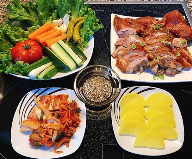 Ngon thủng nồi với món chân giò hầm cuốn rau củ kiểu Hàn