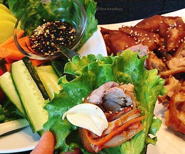 Ngon thủng nồi với món chân giò hầm cuốn rau củ kiểu Hàn