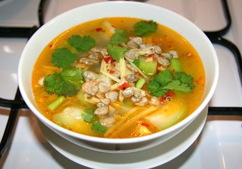 Ngọt vị canh hến nấu bí xanh