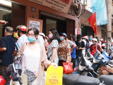 nguoi ha noi xep hang dai doi ca tieng mua banh trung thu truyen thong Người Hà Nội xếp hàng dài đợi cả tiếng mua bánh Trung thu truyền thống