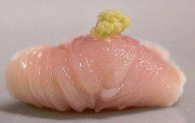 Người Nhật ăn thịt gà sống, tuy tò mò nhưng du khách dè chừng không dám thử