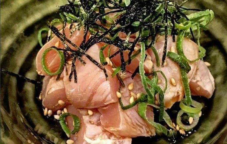 Người Nhật ăn thịt gà sống, tuy tò mò nhưng du khách dè chừng không dám thử