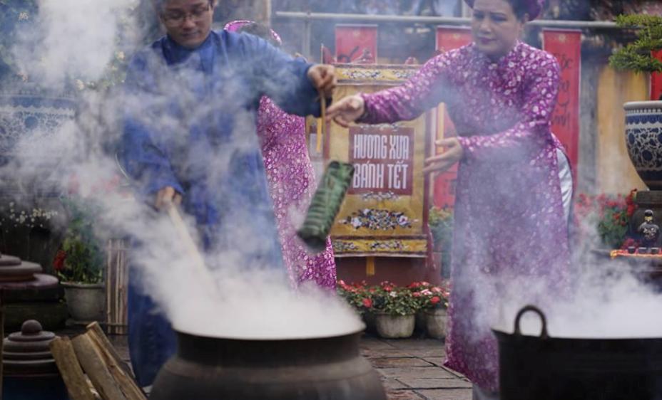 Người nước ngoài trầm trò với nồi bánh chưng cung đình triều Nguyễn