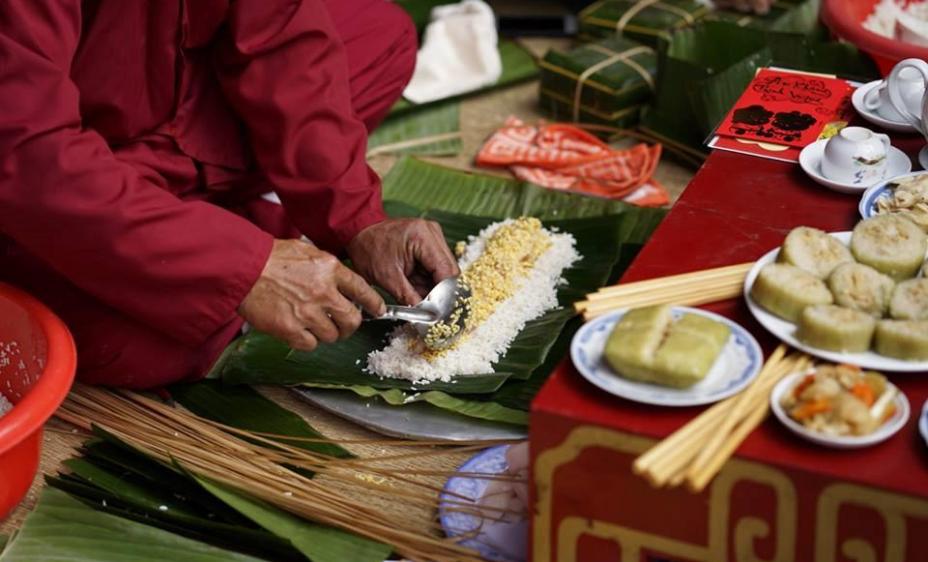 Người nước ngoài trầm trò với nồi bánh chưng cung đình triều Nguyễn