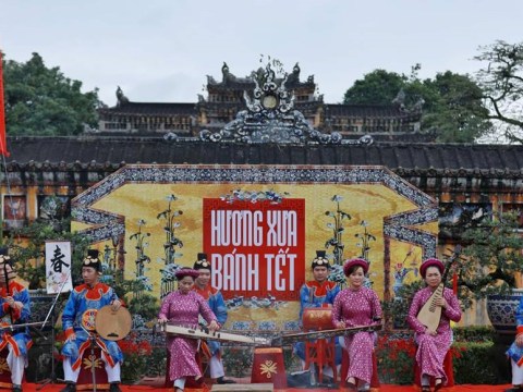 nguoi nuoc ngoai tram tro voi noi banh chung cung dinh trieu nguyen Người nước ngoài trầm trò với nồi bánh chưng cung đình triều Nguyễn