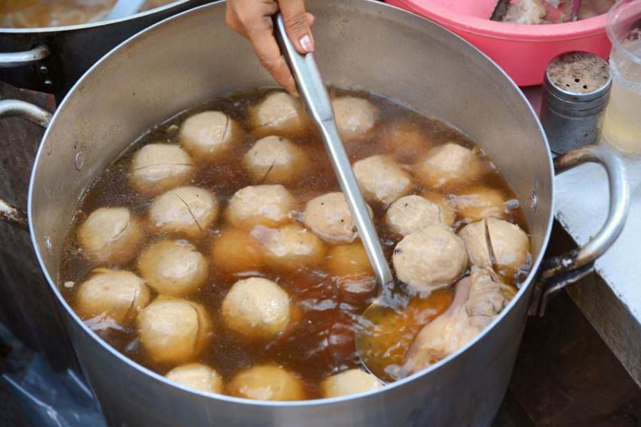 Người Sài Gòn kéo nhau ăn bánh canh có bò viên to như... banh tennis