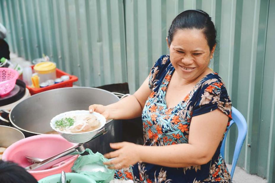 Người Sài Gòn kéo nhau ăn bánh canh có bò viên to như... banh tennis