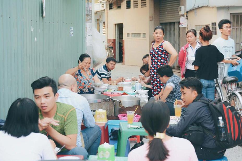 Người Sài Gòn kéo nhau ăn bánh canh có bò viên to như... banh tennis