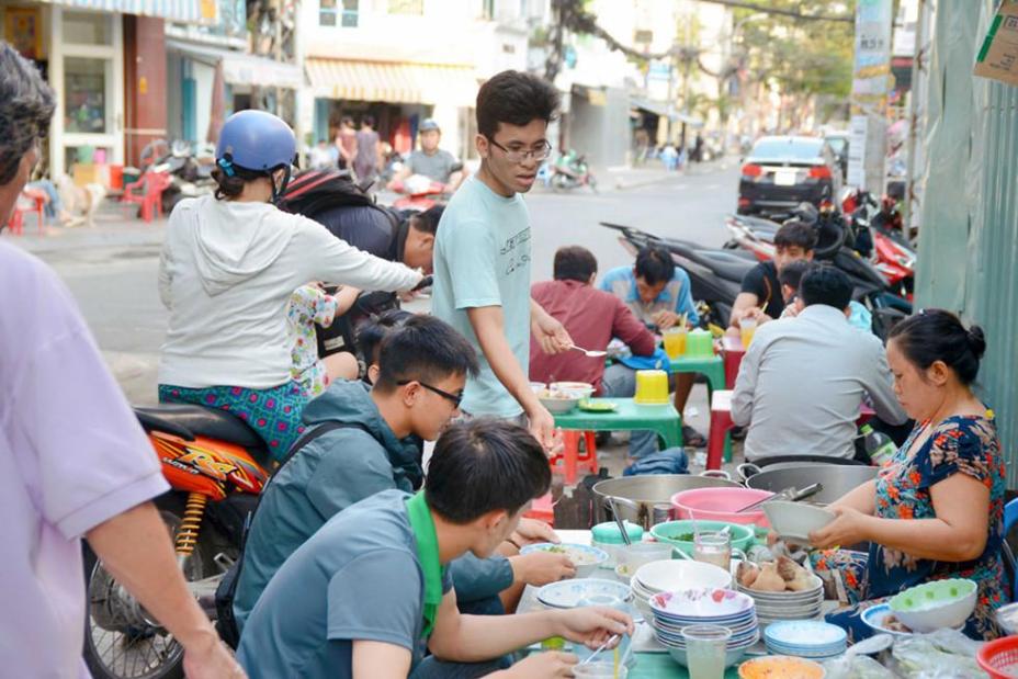 Người Sài Gòn kéo nhau ăn bánh canh có bò viên to như... banh tennis