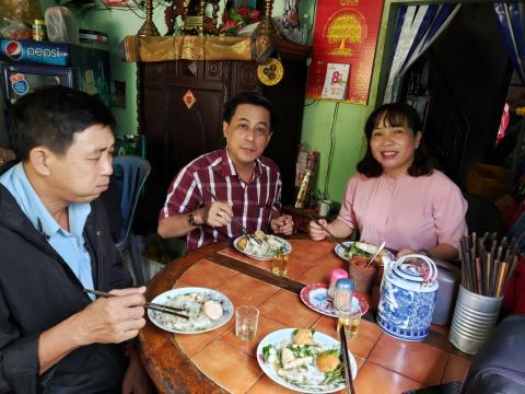 nguoi sai gon ngoi suot o day quan banh uot nhieu the he can bo an sang Người Sài Gòn ngồi suốt ở đây: Quán bánh ướt nhiều thế hệ cán bộ ăn sáng