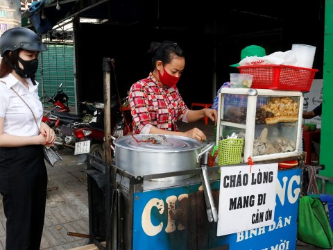 nguoi sai gon ra quan an sang uong ca phe sau 3 tuan cach ly xa hoi Người Sài Gòn ra quán ăn sáng, uống cà phê sau 3 tuần cách ly xã hội