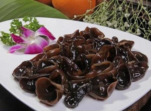 Nguy cơ rước bệnh từ thói quen ngâm mộc nhĩ quá lâu trong nước