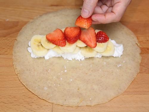 Nhân nhi bánh crepe chuối dâu tây cuối tuần