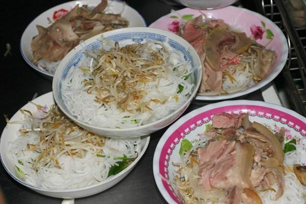 Nhớ bún mắm nêm, nhớ Huế...