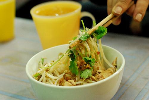 Những hàng phở trộn đắt khách nhất Hà Nội