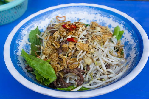 Những hàng phở trộn đắt khách nhất Hà Nội