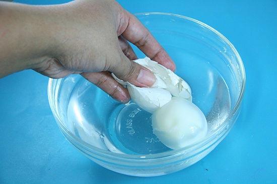 Những mẹo bóc trứng luộc cực nhanh và đơn giản