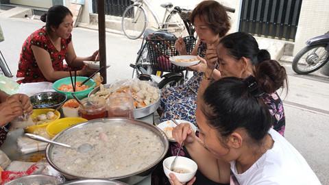 nhung quan an trong hem vua nho vua chat nhung khach van keo den nuom nuop Những quán ăn trong hẻm vừa nhỏ vừa chật nhưng khách vẫn kéo đến nườm nượp ở Sài Gòn