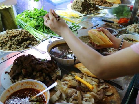 nhung quan banh mi viet noi dinh noi dam duoc bao nuoc ngoai ca ngoi Những quán bánh mì Việt nổi đình nổi đám được báo nước ngoài ca ngợi