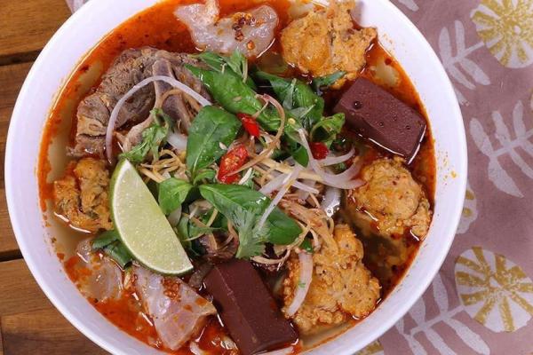 Những quán bún bò Huế, đốn tim thực khách trong những ngày thu Hà Nội