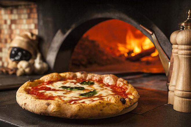 Nơi nào ở Italy là quê hương của món pizza hiện đại?