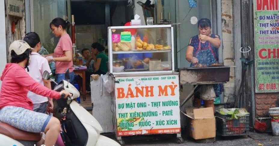 Nối nghề mẹ chồng, con dâu U70 làm bánh mì bơ mật ong nướng mới lạ, khách đến nườm nượp