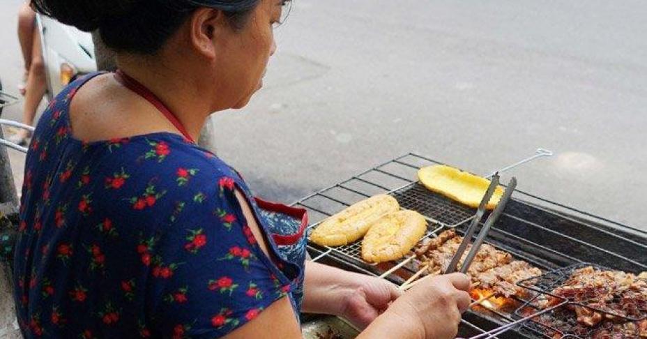 Nối nghề mẹ chồng, con dâu U70 làm bánh mì bơ mật ong nướng mới lạ, khách đến nườm nượp