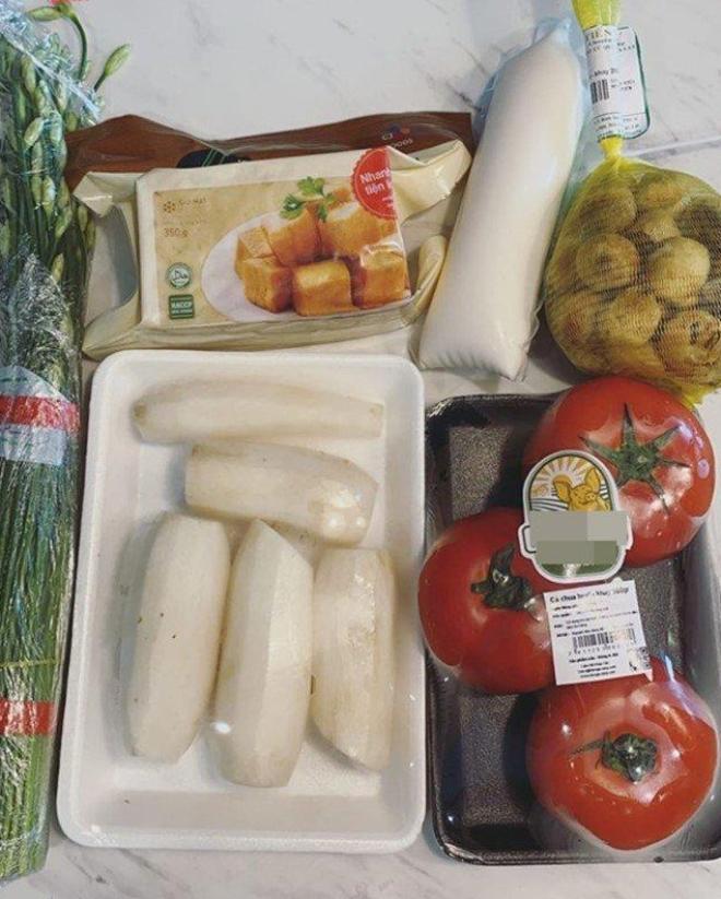 Nổi tiếng khéo nấu ăn, Tóc Tiên hì hục cả tiếng chuẩn bị nguyên liệu để làm món 