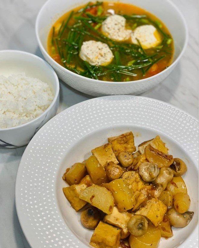 Nổi tiếng khéo nấu ăn, Tóc Tiên hì hục cả tiếng chuẩn bị nguyên liệu để làm món 