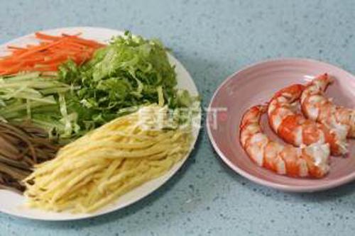 Nộm tôm cuốn bánh tráng thanh mát cho ngày hè nóng nực