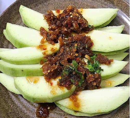 Nước sốt 'thần thánh' chấm xoài và cóc xanh