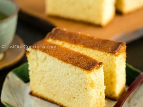 o nha ranh roi lam mon banh bong lan castella ca nha khen nuc no Ở nhà rảnh rỗi làm món bánh bông lan Castella, cả nhà khen nức nở